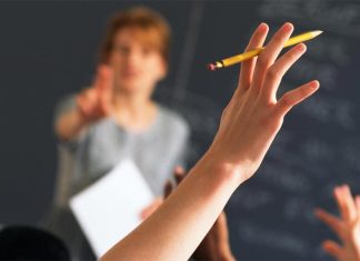 NSW 인력 부족 위기, 5,500명의 임시 교사에게 영구 계약 부여 Nearly 5500 temporary teachers and support staff have been given permanent contracts, with the government hoping to hit its 16,000 goal by October 9. Picture iStock