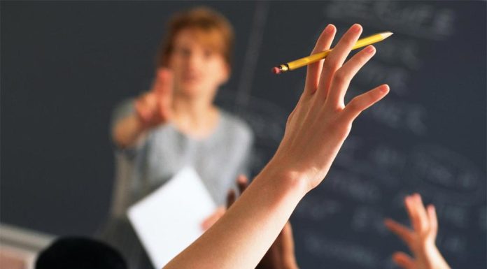 NSW 인력 부족 위기, 5,500명의 임시 교사에게 영구 계약 부여 Nearly 5500 temporary teachers and support staff have been given permanent contracts, with the government hoping to hit its 16,000 goal by October 9. Picture iStock