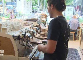 호주, 생활비 위기를 극복위해 투잡만 100만 명 Secondary jobs increased 3.5 per cent to 1.1 million in the last quarter. (9News)