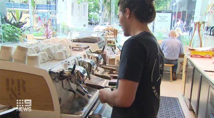 호주, 생활비 위기를 극복위해 투잡만 100만 명 Secondary jobs increased 3.5 per cent to 1.1 million in the last quarter. (9News)