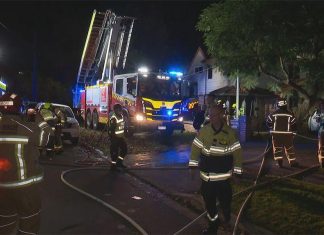 시드니, 9세 아이가 화재에서 기적적으로 탈출해 The home was fully-engulfed with flames when emergency services arrived. (Nine)