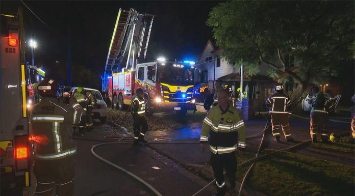 시드니, 9세 아이가 화재에서 기적적으로 탈출해 The home was fully-engulfed with flames when emergency services arrived. (Nine)