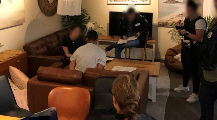 7,600만 달러의 마약, 발견된 후 체포된 시드니 사업가 The men were arrested at units in Marsden Park and Newtown. (Supplied)