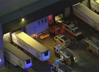 시드니 서부, 울워스 공장 사고 3명 부상 Three people have been injured at a Woolworths factory in Sydney's west. (Nine)