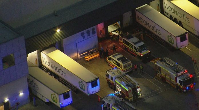 시드니 서부, 울워스 공장 사고 3명 부상 Three people have been injured at a Woolworths factory in Sydney's west. (Nine)