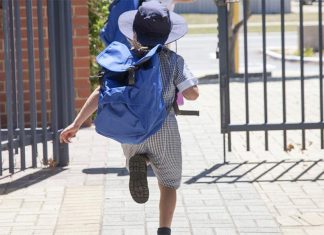 생활비 위기에도 불구하고 호주인들이 줄일 수 없는 비용 Aussies are happy to keep spending on costs for the kids despite the cost of living crisis. (Getty ImagesiStockphoto)