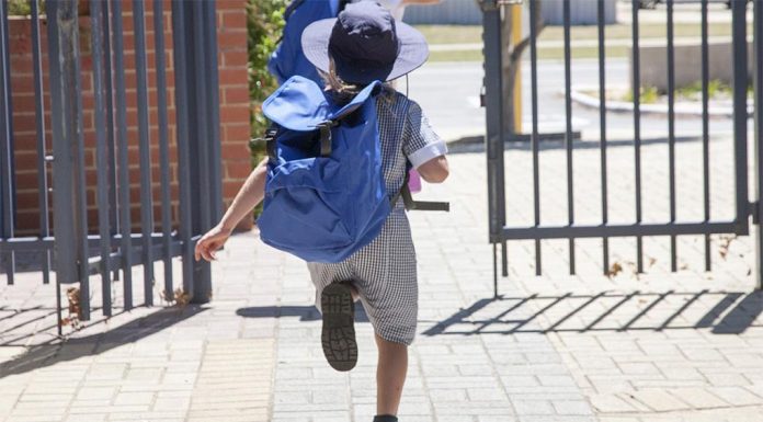 생활비 위기에도 불구하고 호주인들이 줄일 수 없는 비용 Aussies are happy to keep spending on costs for the kids despite the cost of living crisis. (Getty ImagesiStockphoto)