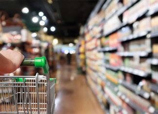 호주 생활비 압박, 비필수 품목 지출이 줄어든 호주인 Discretionary spending has dropped in the past year but spending on essential items like food has increased. (Getty ImagesiStockphoto)