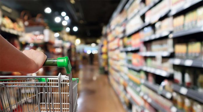 호주 생활비 압박, 비필수 품목 지출이 줄어든 호주인 Discretionary spending has dropped in the past year but spending on essential items like food has increased. (Getty ImagesiStockphoto)