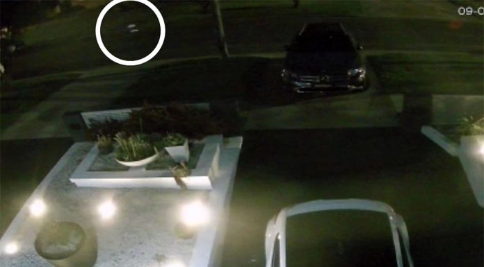 시드니 남성, 여성을 잔인하게 살인한 혐의로 기소 Footage obtained of a mountain bike allegedly leaving the crime scene. (9News)