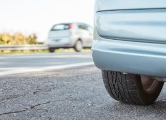 끔찍한 교통사고, 젊은 가족을 위해 힘을 모으는 NSW Free photo close up of parked car next to road-FREEPIK