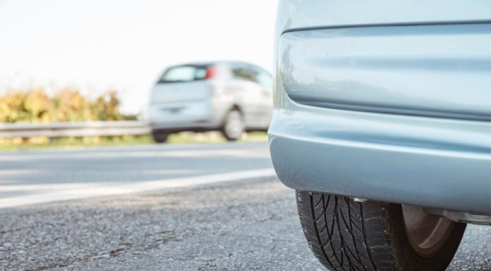 끔찍한 교통사고, 젊은 가족을 위해 힘을 모으는 NSW Free photo close up of parked car next to road-FREEPIK