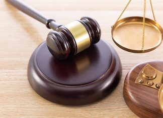 NSW 할머니를 전기 충격기 쏜 경찰, 보석조건 강화 Free photo high angle shot of a gavel and a scale on a wooden surface-FREEPIK