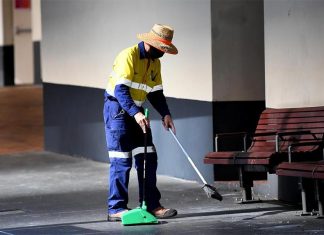 로얄 애들레이드 쇼, 청소부에게 50달러 이상 제공 Jobs ranging from stable hands to cleaners have been posted to the online career board in recent days. Picture NCA NewsWire Dan Peled