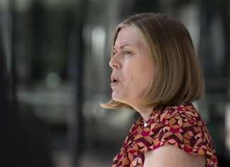 내주 개학 전 백신접종 맞아야! NSW Health Officer Kerry Chant speaks to the media in April about the influenza season in Sydney. CREDITJANIE BARRETT