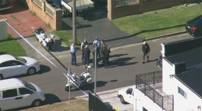 그린에이커 주택가, 조준 사격 사건 발생 Police at the scene of a shooting at Greenacre in Sydney. (9News)
