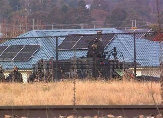 NSW 도망자, 경찰과 21시간 대치 끝에 숨진 채 발견 The police operation begun in Lithgow just after midday and saw specialised police brought in. (9News)
