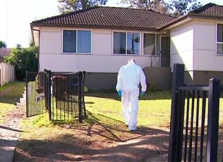 시드니 서부, 또다른 10대 아버지 살해 혐의로 기소 Three teenagers have been charged after a man was found dead in a home in Sydney's west (Nine)