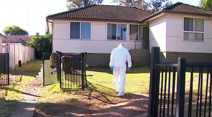 시드니 서부, 또다른 10대 아버지 살해 혐의로 기소 Three teenagers have been charged after a man was found dead in a home in Sydney's west (Nine)