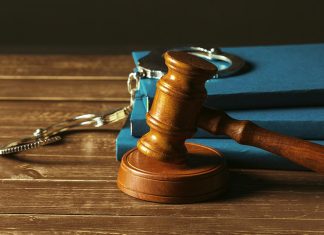 가정폭력 살인 혐의 기소, NSW 남성, 보석 거부 gavel-with-books-old-wooden-desk-FREEPIK