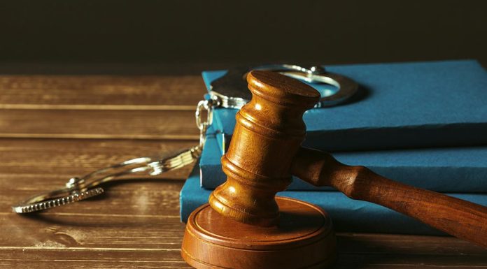 가정폭력 살인 혐의 기소, NSW 남성, 보석 거부 gavel-with-books-old-wooden-desk-FREEPIK