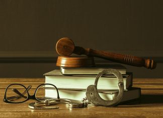 클레어 나우랜드의 가족, 테이저건 사망 건, NSW 주 정부에 소송 제기 gavel-with-books-old-wooden-desk-FREEPIK