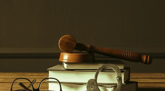 클레어 나우랜드의 가족, 테이저건 사망 건, NSW 주 정부에 소송 제기 gavel-with-books-old-wooden-desk-FREEPIK
