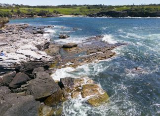 갯바위 낚시 조심해야 A view of where Payam and Mahan Masoumi died while rock fishing for the first time in January 2022.CREDITRANDWICK CITY COUNCIL