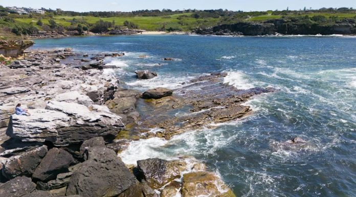 갯바위 낚시 조심해야 A view of where Payam and Mahan Masoumi died while rock fishing for the first time in January 2022.CREDITRANDWICK CITY COUNCIL