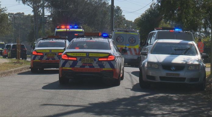 시드니 남성, 가정 폭력 공격 후 살인 미수 혐의 기소 A woman was found with serious head injuries and a man with self-inflicted injuries. (Nine)