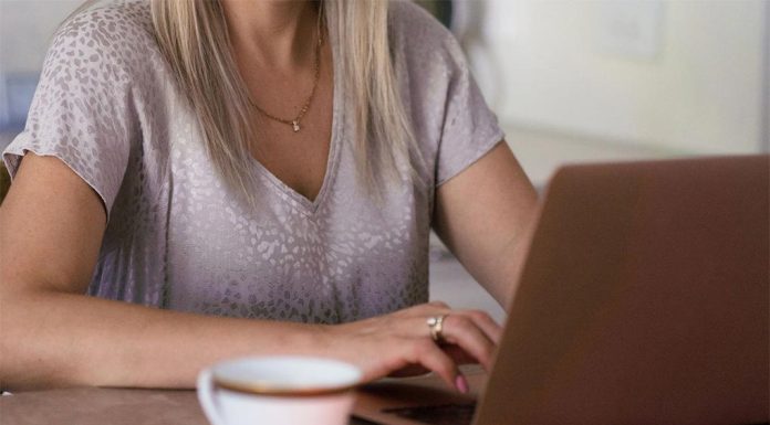 ‘시간당 34번의 키 입력’: 재택근무 중 해고된 시드니 직원 An insurance worker's claim she was unfairly sacked was dismissed after she admitted she went shopping while she was supposed to be working from home (Getty ImagesiStockphoto)