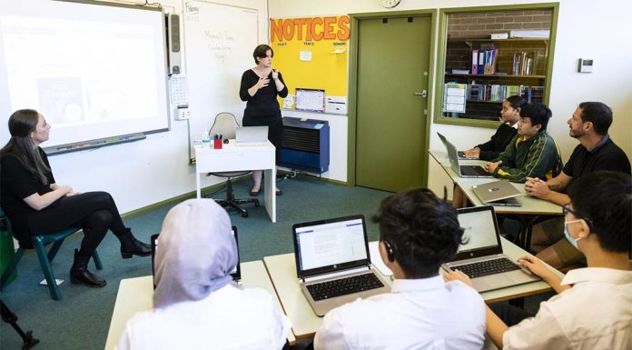 NSW 학교에 새로운 호주 언어 도입 Auslan joins the NSW curriculum alongside redesigned language syllabuses. (SMH)