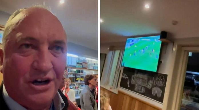 NSW 펍 직원 실수로 예전 마틸다스 경기-현재 경기로 알고 관전 해프닝 Barnaby Joyce and about 80 others unknowingly watched the wrong match on Saturday night. (Nine)