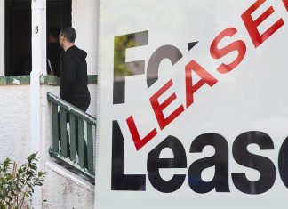 호주 임차인들, 절박함 끝에 곰팡이 문제 감수 Federal budget 2023 sees recipients of Commonwealth Rent Assistance benefit. (Nine)