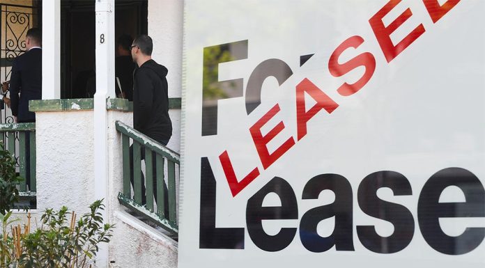 호주 임차인들, 절박함 끝에 곰팡이 문제 감수 Federal budget 2023 sees recipients of Commonwealth Rent Assistance benefit. (Nine)