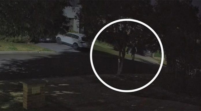 시드니 남성, 살해 목적으로 전 파트너의 집 침입 Fraser Thomson was allegedly spotted on CCTV footage carrying a bag near the home, which police say was full of weapons. (Nine)