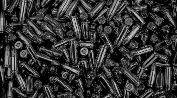 NSW 한남성 총을 든 아이와 함께 사진을 찍은 혐의로 기소 Jay Rembert_Unsplash