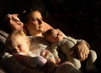 NSW 공립병원 산모병상 부족 Lauren Cherubin was discharged from hospital six hours after the birth of baby Cora.CREDITJASON SOUTH