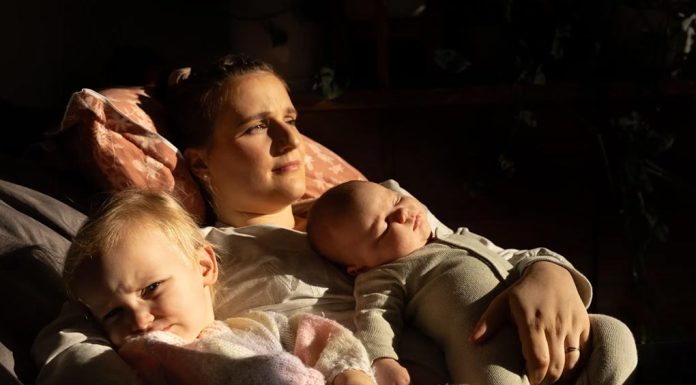 NSW 공립병원 산모병상 부족 Lauren Cherubin was discharged from hospital six hours after the birth of baby Cora.CREDITJASON SOUTH