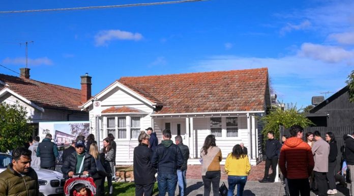 치솟는 모기지 상환금과 물가고, 겨울철 부동산 매물 급증 More homes have been listed for sale in recent weeks, defying the market’s usual winter slowdown.CREDIT-EDDIE JIM