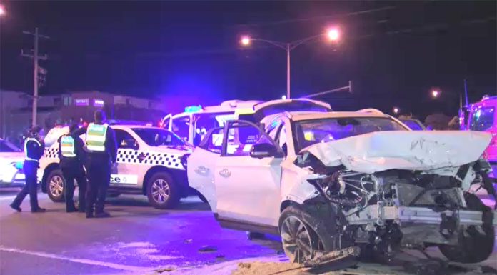 멜번, 고속 충돌 사고 발생 : 주거 침입 시도 관련 여부 조사 Police have been told the white MG hatch was seen speeding before the crash. (Nine)