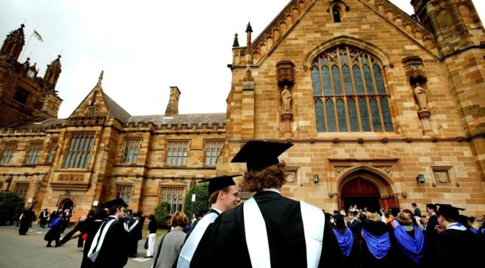 호주 유명대학 재학생 학업성적 우수등급 상향곡선 Students are planning their studies for next year amid uncertainty about how much they will cost. CREDITLOUISE KENNERLEY