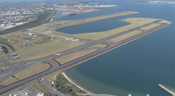 시드니 교외 주민들, 항공기 소음으로 인해 수면 장애 Sydney Airport is undergoing maitenance from this week. (9News)