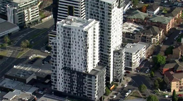 시드니 여성 사망 전, 던져 버린 핸드폰의 행방 Tatiana Dokhotaru was found dead inside her Liverpool apartment in May with police still yet to lay any charges over her death. (Nine)