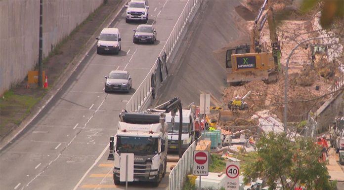 시드니 주민들, 야간 공사 소음에 불만 토로 The upgrade is for a 4km stretch of road. (9News)