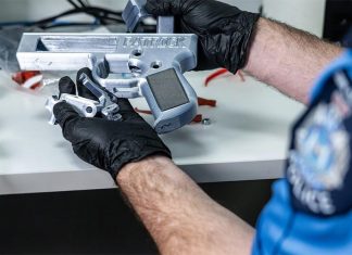 서호주, 3D 프린팅으로 만든 총으로 기소된 두 남자 Two Western Australian men have been charged after police seized several 3D-printed guns during a four-month operation. (WA Police)