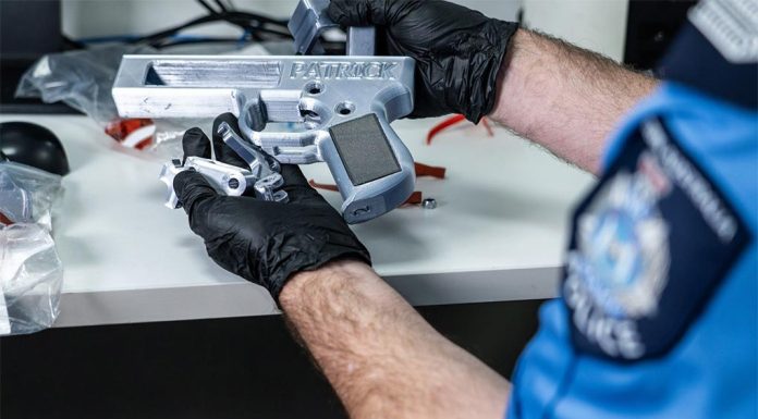 서호주, 3D 프린팅으로 만든 총으로 기소된 두 남자 Two Western Australian men have been charged after police seized several 3D-printed guns during a four-month operation. (WA Police)