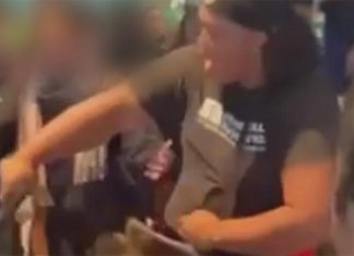 시드니 쇼핑 센터 싸움 후 두 개의 모조 권총 압수 Two men have been arrested after a replica gun was allegedly wielded in a fight at Mt Druitt. (9News)