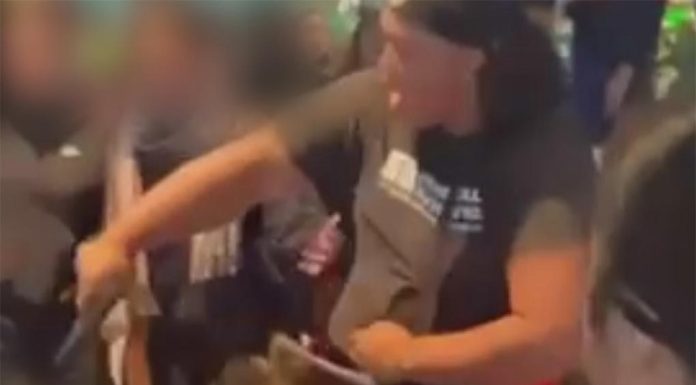 시드니 쇼핑 센터 싸움 후 두 개의 모조 권총 압수 Two men have been arrested after a replica gun was allegedly wielded in a fight at Mt Druitt. (9News)