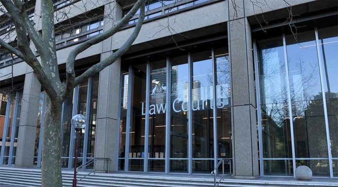 NSW 소년들, 데이트 앱으로 남성을 납치하고 폭행해 Two of the boys responsible for Peter Keeley’s kidnapping on Tuesday appeared in the Supreme Court. Picture NCA NewsWireBianca De Marchi.